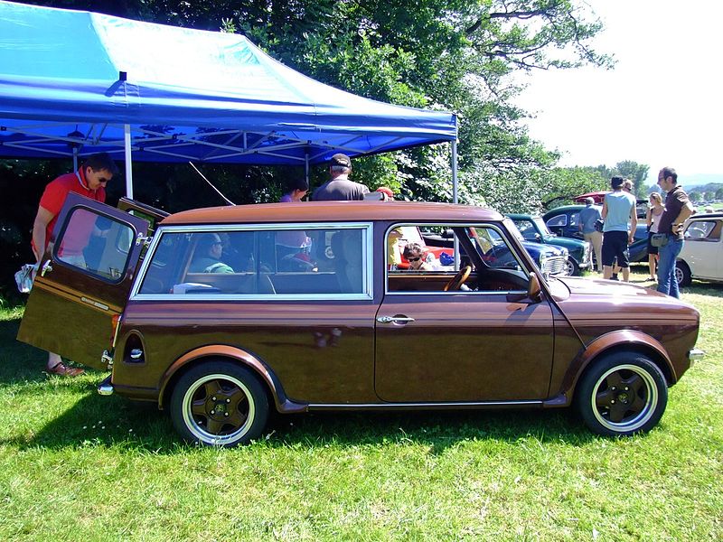 800px-Mini_Clubman_Estate_02.jpg