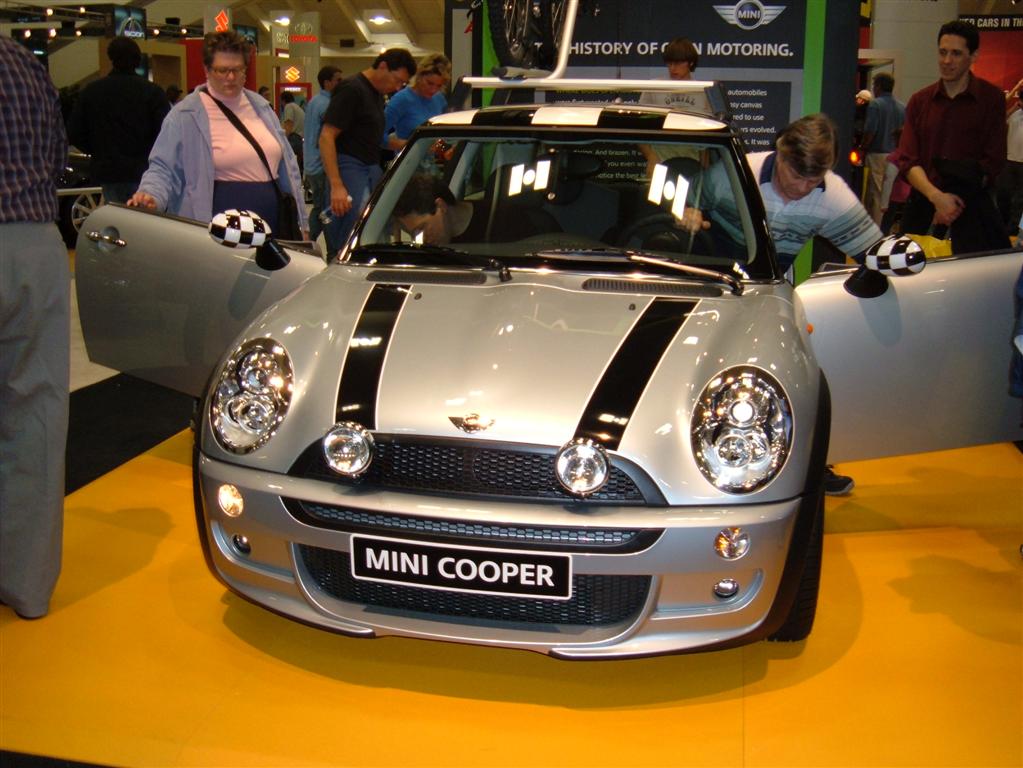 2005_silver_Mini_Cooper_front (Medium).JPG