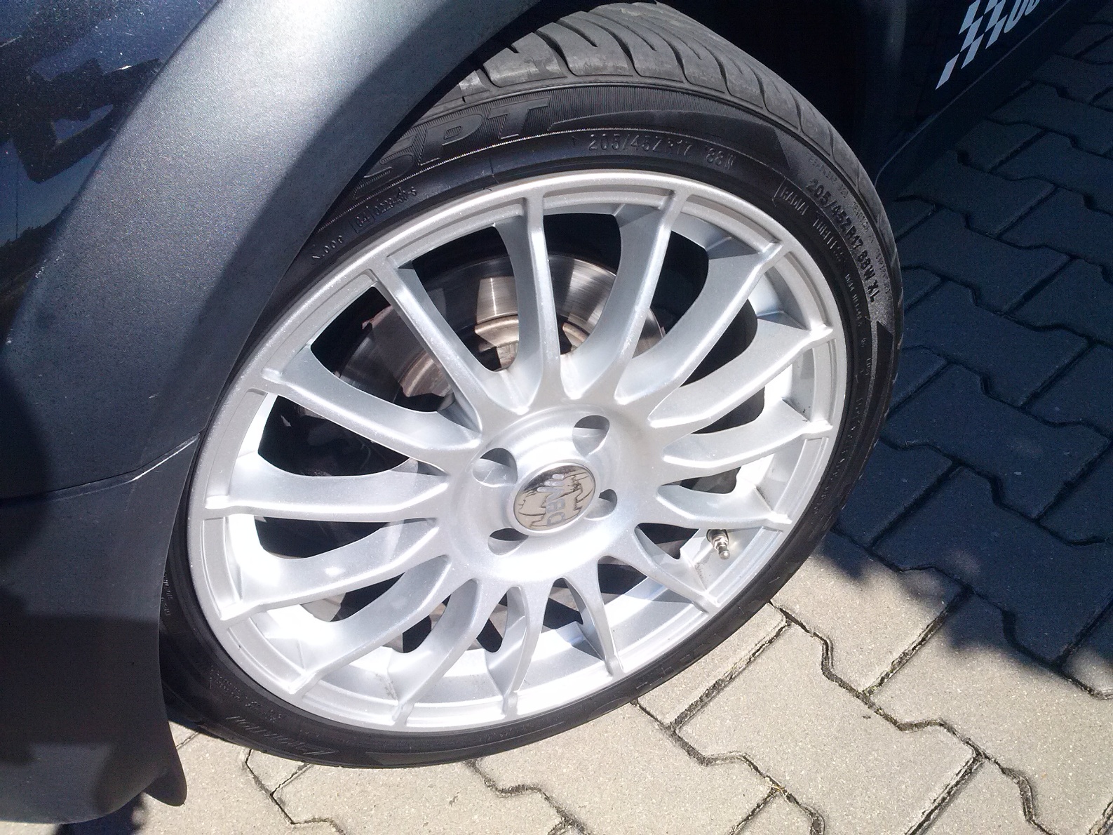 takie felgi, tylko w białym by lepiej wyglądały... może pobawię się folią vinylową..